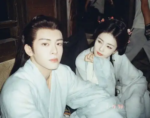 白鹿临江仙杀青照好美红衣霸气笑容甜,男主银发不输相柳
