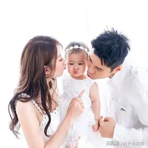 连诗雅与陈家乐庆祝女儿1岁生日,晒出一家三口全家福温馨又幸福
