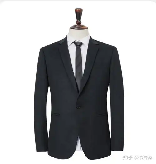 男大学生该如何选西装

