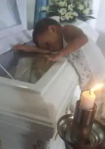 三岁男孩隔着棺材呼唤妈妈,他的一番话让所有人都忍不住泪目了
