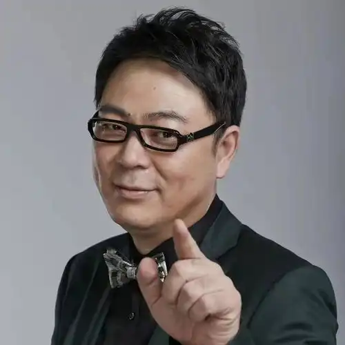 90后女演员徐梓钧比51岁高亚麟小26岁
