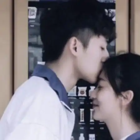 qq头像情侣一对一张时间久了我依然还爱着你
