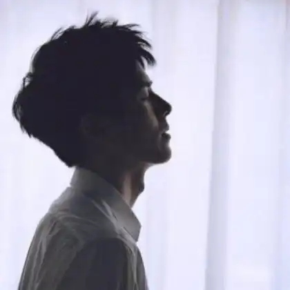 情绪低落孤单伤感颓废男生头像,我也不想堕落就是无法开心

