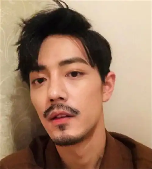 当男星留起胡子李现成熟王俊凯莫名颓废肖战的差距最大
