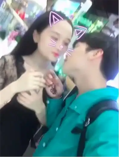 网红男子凭长得帅到处勾搭亲吻美女,女子无一拒绝,甚至投怀送抱
