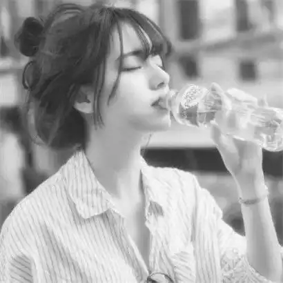 时尚有气质比较成熟的黑白头像女生冷酷霸气图片
