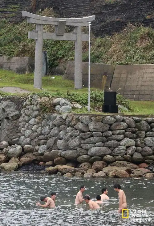 纵使这些景色风光无限,但1000年了女性始终无法进入