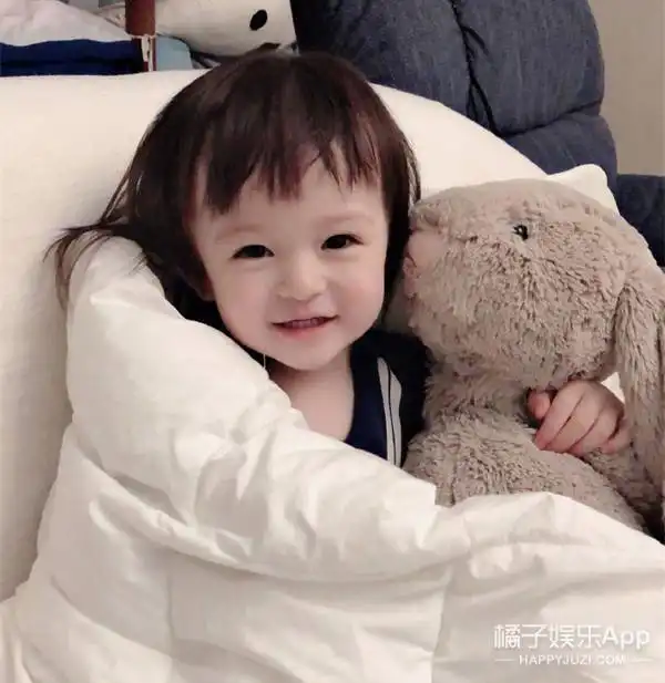 樊少皇女儿被误认成小男孩,妈妈基因太优秀,星二代颜值巅峰吧
