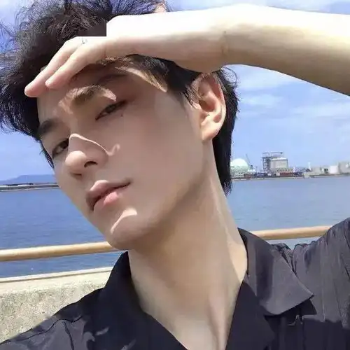 今天的微信头像非常不错哦,试试

