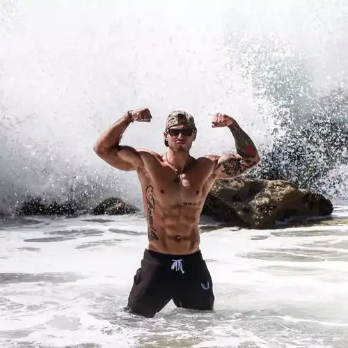 从酗酒泡吧的屌丝逆袭到全民男神,这也许是人间最好看的胴体了.
