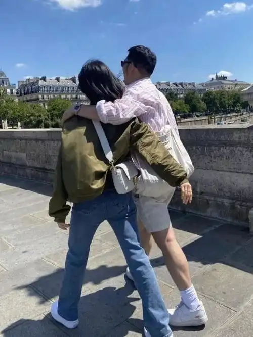 宋慧乔又带火了一种初秋新穿法夹克外套牛仔裤,洋气又减龄

