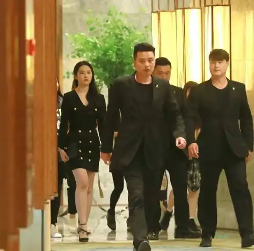 路人镜头下的刘亦菲,一身黑色西服裙,穿出了女霸总气质
