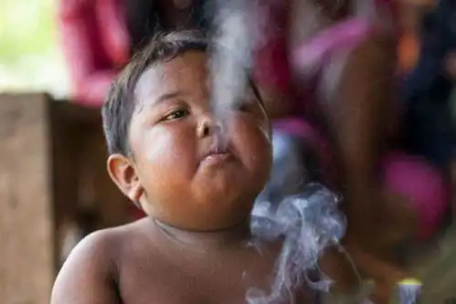 印尼那个两岁就上了烟瘾的小男孩长大了,现在的他是这幅模样
