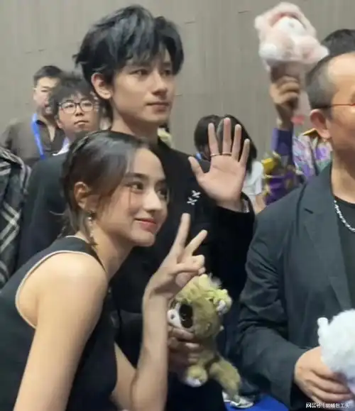 胡先煦李宛妲没分手项链上挂女方照片,疑因女生吃醋拉黑cpf
