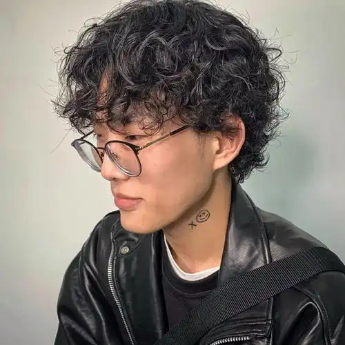 男生卷发
