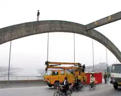 男子站桥顶只为看风景
