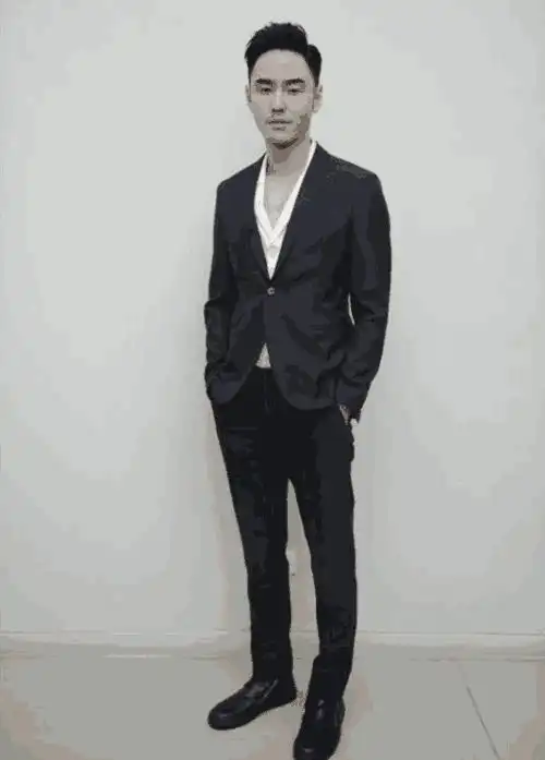 不是男神都适合穿西服,胡歌穿成廉价风,看到赵又廷忍不住笑了
