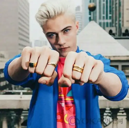 年仅19岁的luckyblue竟当爹然而穿夹克的技能你得跟他学
