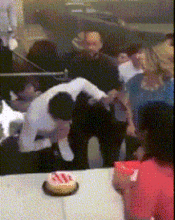 搞笑gif妹子,一辆电瓶车,硬是让你骑出开快艇的气势,太厉害了
