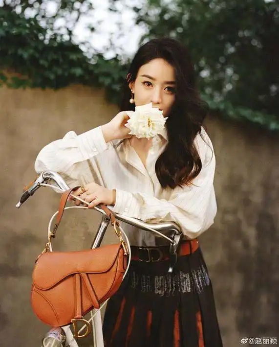 赵丽颖穿深v长裙优雅大方纤细腰肢体重仅80斤
