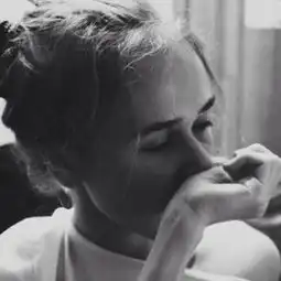 想问问图片中的人是谁
