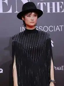 能骚扰李现,拉黑李宇春,带着男朋友上杂志封面的男人是谁
