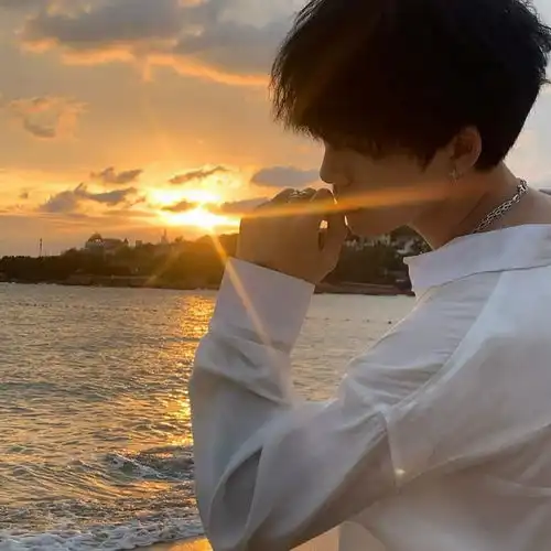 超酷头像男生头像独自走过苍苍莽莽与你同行才有了光
