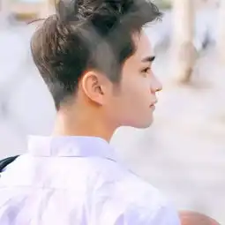 男生发型超流行两边都剃掉
