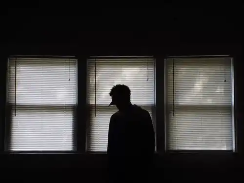年轻人,我劝你没事多存点钱