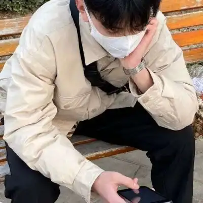 看不出来是网图的男生挡脸真人头像有一些话我听了会很开心但不会信
