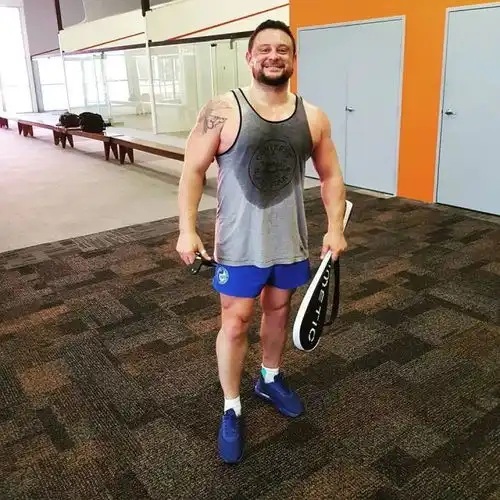 肌肉男裸上身试衣,女导购大赞肌肉好棒如果在中国......
