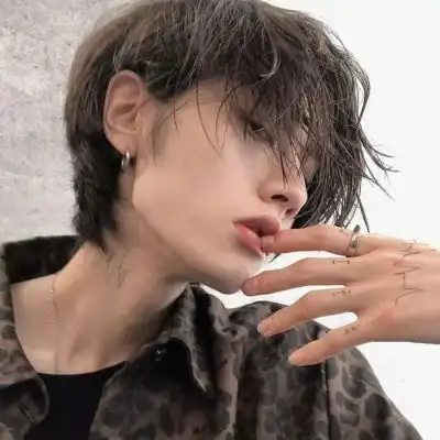 帅气简单优质男头他在对自己进男生头像我要个性网
