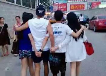 兄弟,媳妇都如此恳求了,你就吃一口吧

