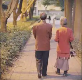 他比马云还有钱,身价千亿独宠妻子35年,越有本事的男人越疼老婆
