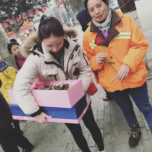 情侣头像拿玫瑰花图片转