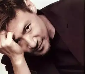 他写的情歌陪伴了每个人的爱情,却没人知道他是谁
