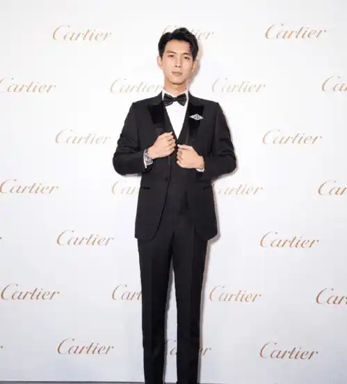 不愧是国民老公,李现穿黑鹅衣出镜,引领潮流帅出新高
