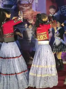 给你们展示一下,我们彝族男人披鸡毛披风,哇波太酷了,中国有个民族叫彝族,彝族叫诺苏,汉族叫汉呷,藏族叫噢祖,朋友叫求波,欢迎叫嘎约拉,吃饭叫砸则,开心快乐叫黑卡牛卡
