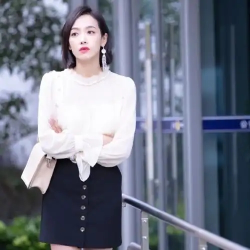 今年火了一种搭配叫衬衫半身裙,优雅大方,穿上美出新高度
