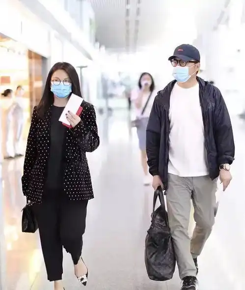 李湘风波后露面拎爱马仕与家人用餐,一身红西装背影难挡阔太范
