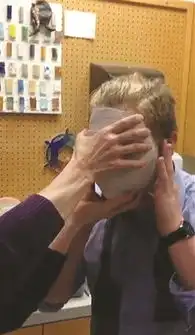 石膏面具摘不下来别看他面无表情其实内心是崩溃的
