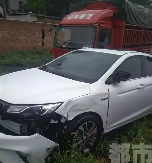 追求遭拒,西安一男子深夜开碰碰车连撞3车,这下
