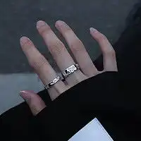 茉妃时尚戒指moefi茉妃小众设计感素圈情侣对戒女镶嵌皓石感戒指男ins银色新款送女友礼银色破损元素戒指套装铜多少钱
