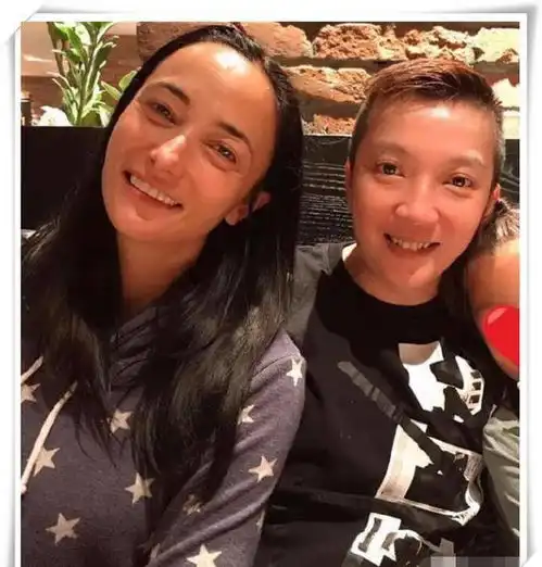 吴彦祖41岁外国老婆近照,皮肤黝黑皱纹明显,网友心疼男神
