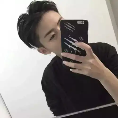 男生把两边头发铲光的发型,真是太流行了
