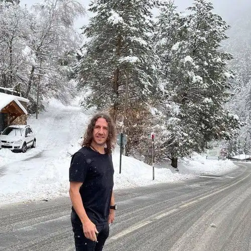 谁敢试试普约尔在大雪天穿短袖,面露微笑
