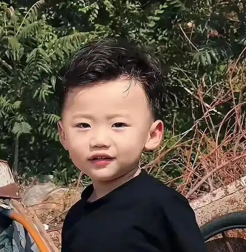 手术失败,儿子手捧鲜花没等到妈妈,医生哽咽,男孩的话让人泪目
