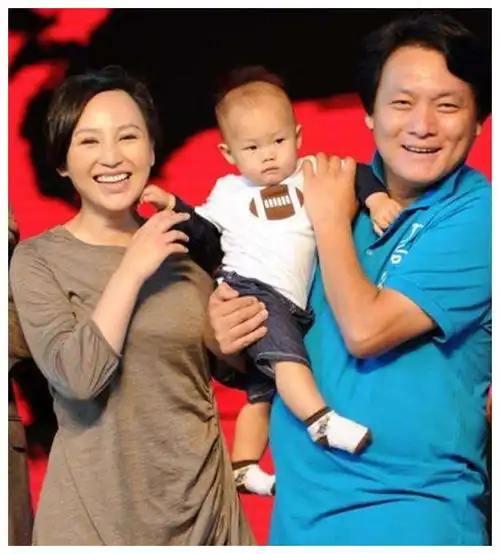 19岁与男友私奔,住地下室裸婚连生3胎,今丈夫用7部剧将她捧红
