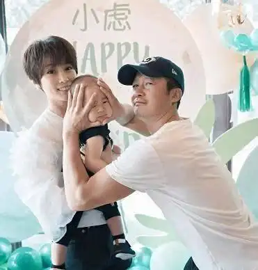 铁汉柔情,硬汉吴京为追谢楠苦等四个小时,这是什么神仙爱情故事
