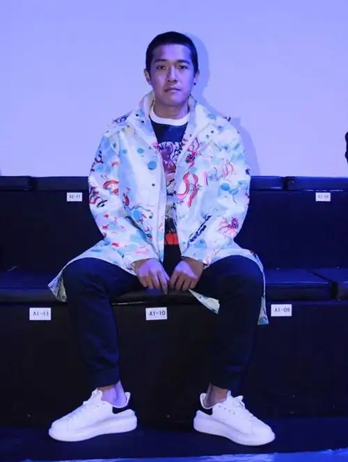 他嘲讽儿子太丑,连他婚礼都不愿参加,如今儿子帅成男神打脸父亲
